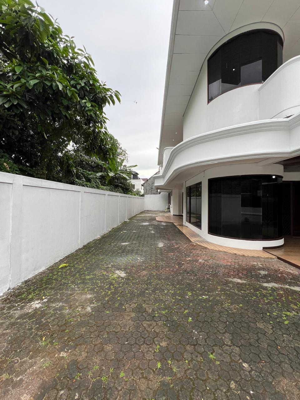 Disewa Rumah Besar Luas , Strategis Buat Usaha Cilandak