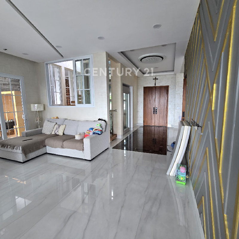 Rumah Mewah 5 Lantai + Lift & Kolam Di Citragrand Semarang. 