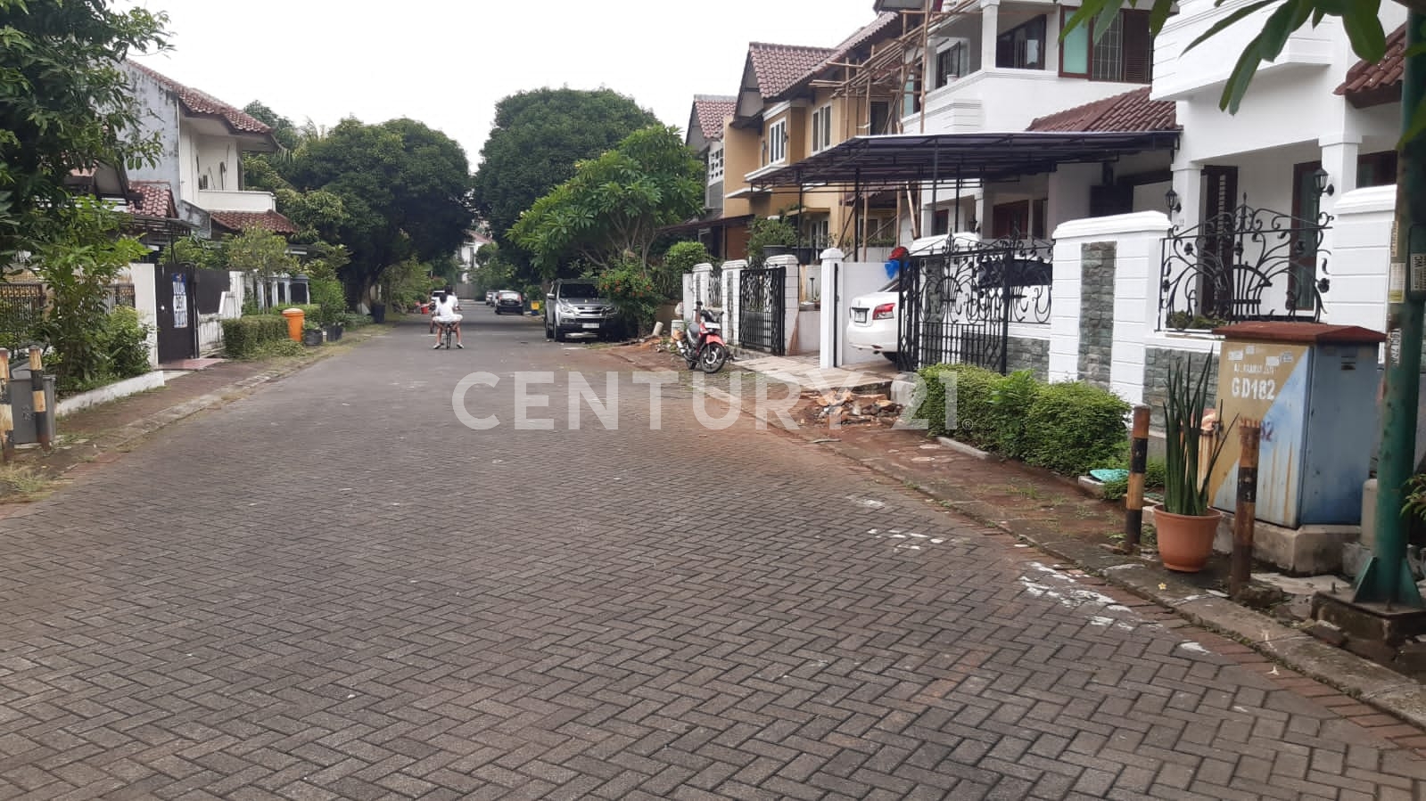 Rumah Sewa Strategis Perumahan Raffles Hills Transyogi Depok