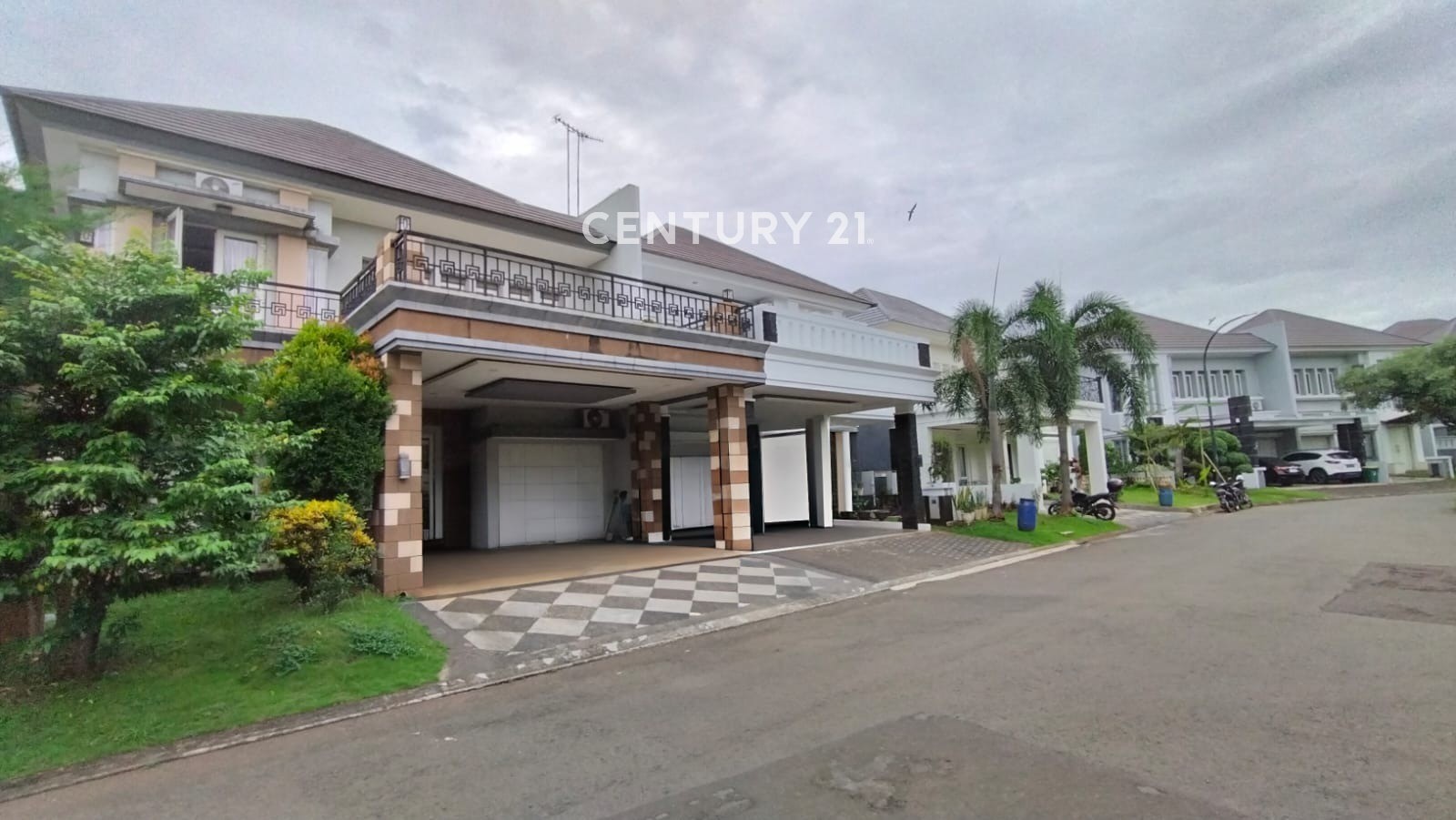 RUMAH 2 LANTAI DI DALAM CLUSTER KOTA WISATA CIBUBUR