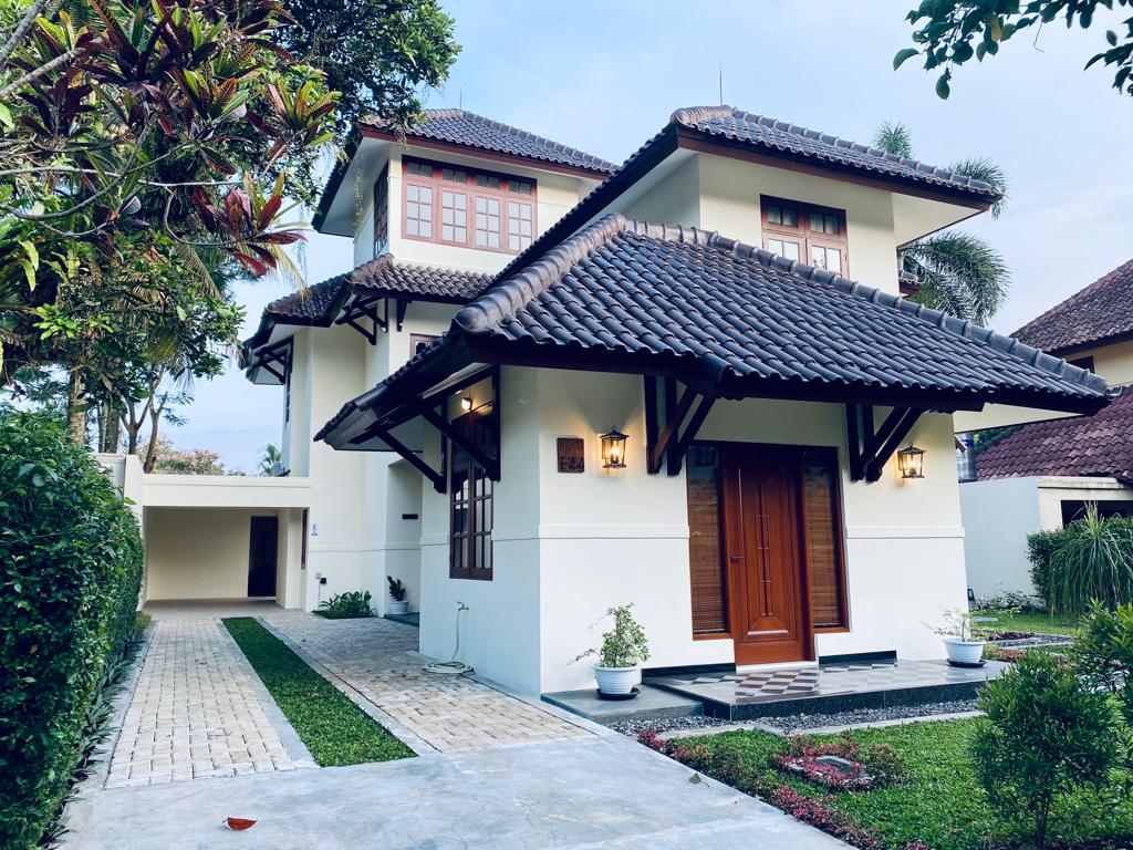 Rumah Mewah Furnished Dengan Kolam Renang Rancamaya Golf Estate